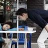 tutorial cara bermain slot Mata Lin Yun diam-diam mengamati dua orang di sudut
